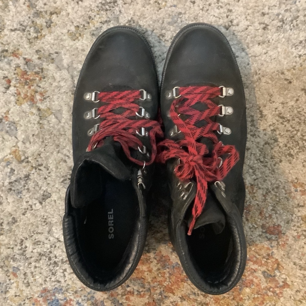 Sorel Ainsley Black Boots with Red Laces - Picture 4 of 7